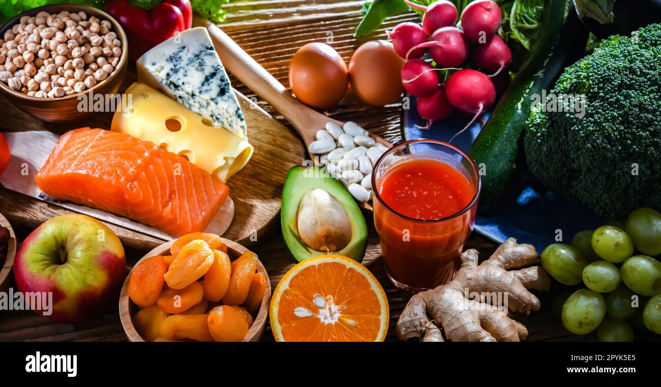 Prodotti alimentari che rappresentano la dieta nutrizionale Foto Stock