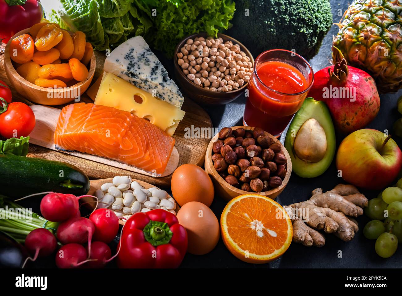 Prodotti alimentari che rappresentano la dieta nutrizionale Foto Stock
