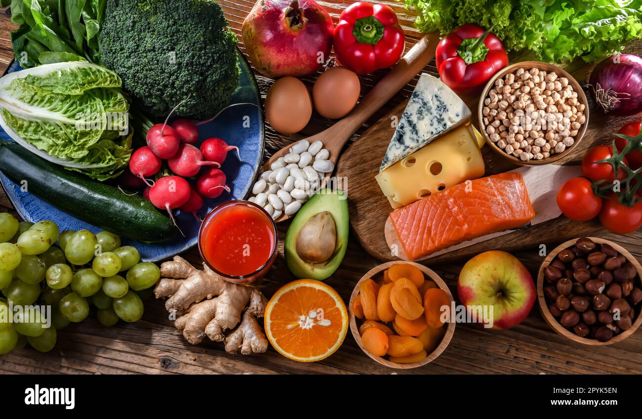 Prodotti alimentari che rappresentano la dieta nutrizionale Foto Stock