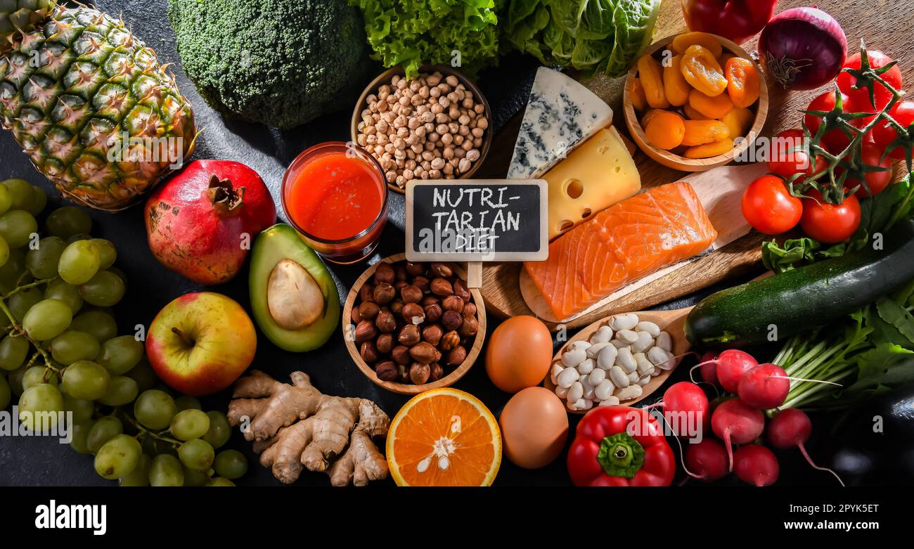 Prodotti alimentari che rappresentano la dieta nutrizionale Foto Stock