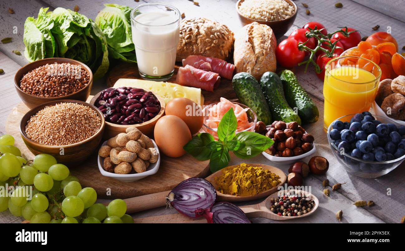 Prodotti alimentari biologici assortiti sul tavolo Foto Stock