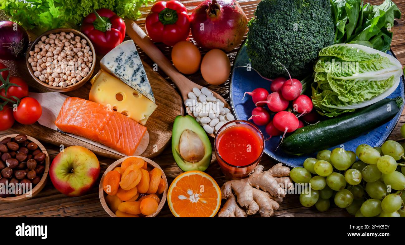 Prodotti alimentari che rappresentano la dieta nutrizionale Foto Stock