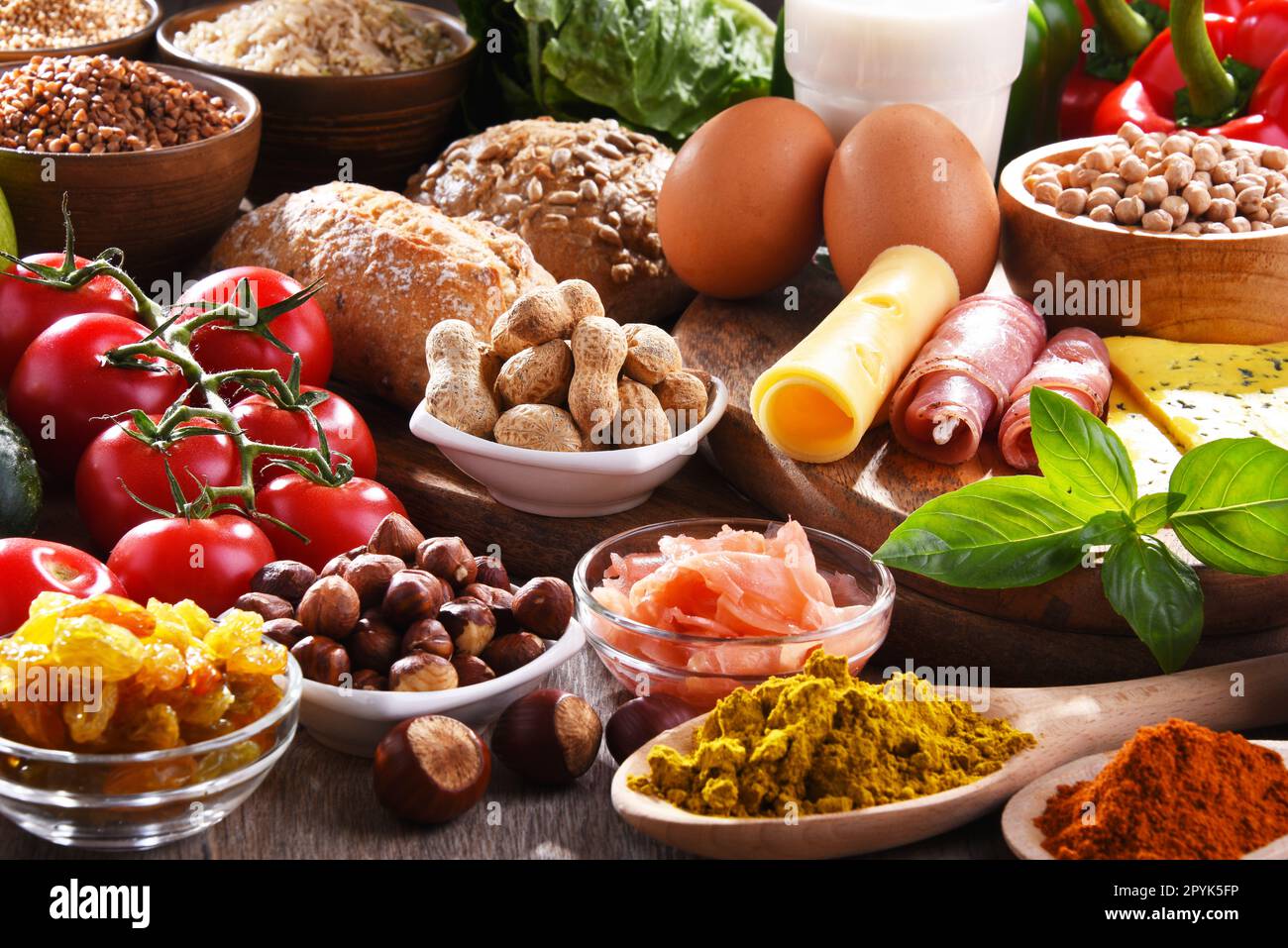 Prodotti alimentari biologici assortiti sul tavolo Foto Stock