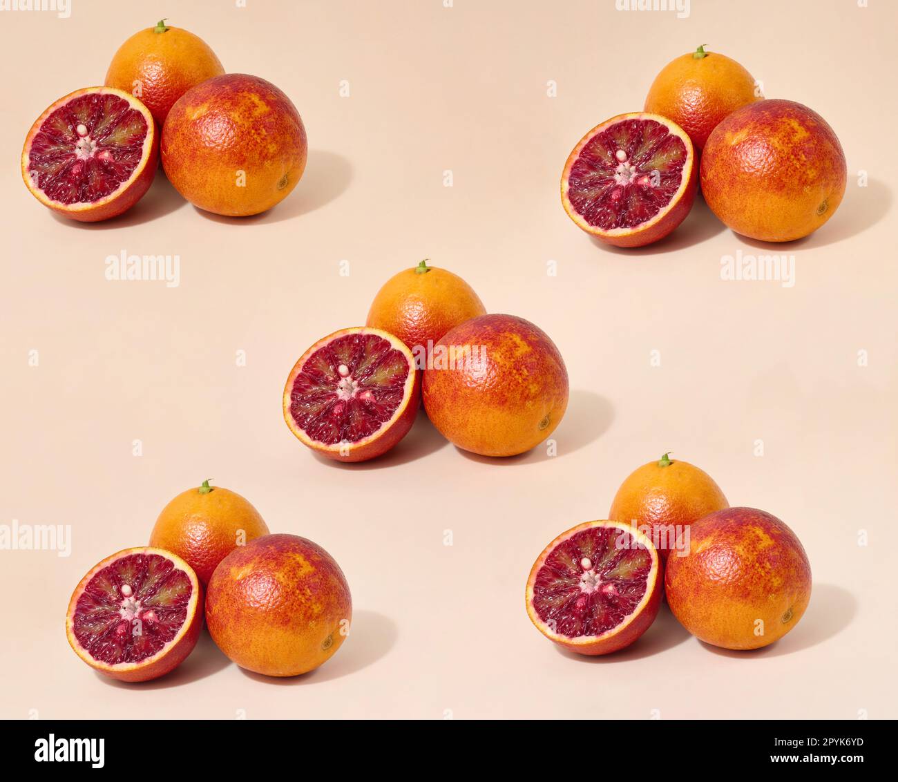 Arancione rosso su sfondo beige Foto Stock