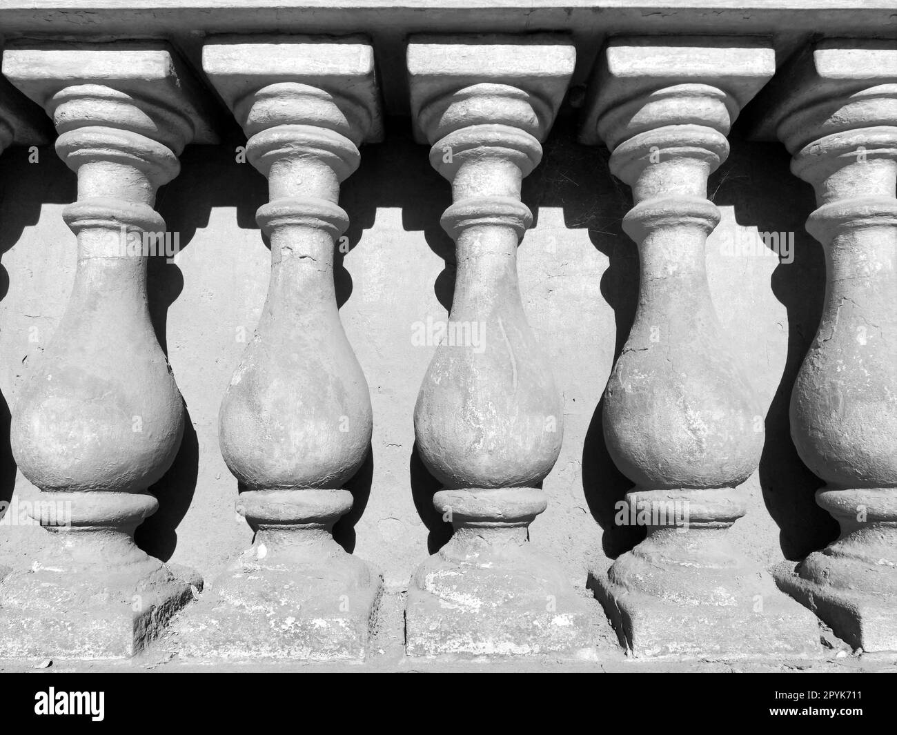 Balaustra, recinzione di scale, balconi, terrazze, costituite da una fila di pali figurati, balaustre, collegate dall'alto da una ringhiera o da una trave orizzontale. Ringhiere da pali ricci. Decorazioni per facciate. Foto Stock