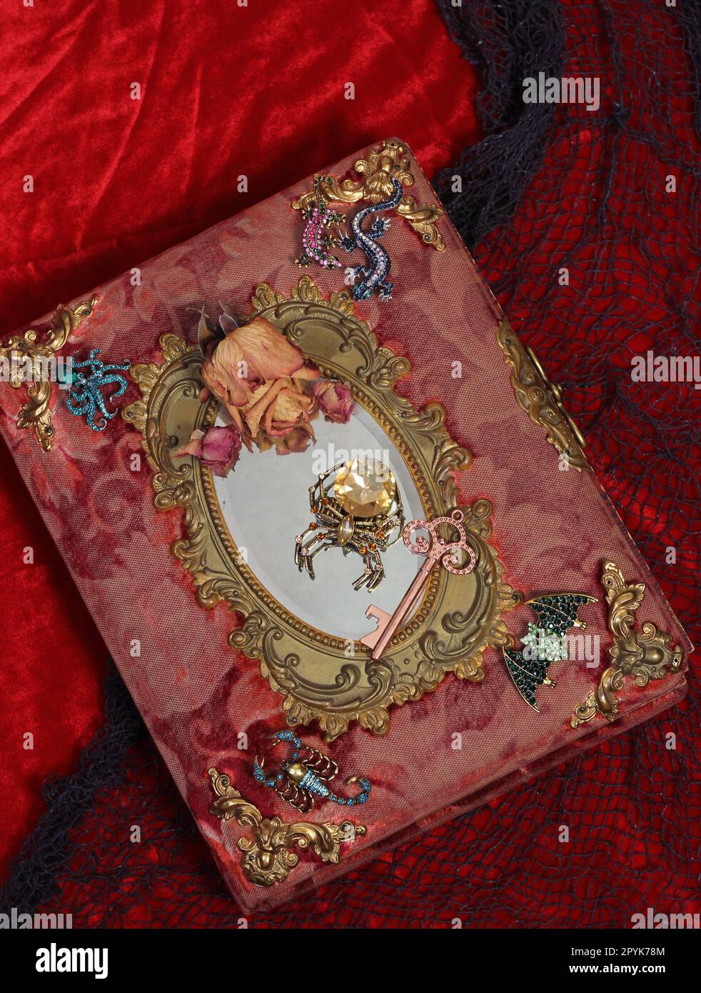 Antico libro di epoca vittoriana con pietre preziose colorate aggiunto. Libro spaventoso delle fate con Scorpion e Bat Foto Stock