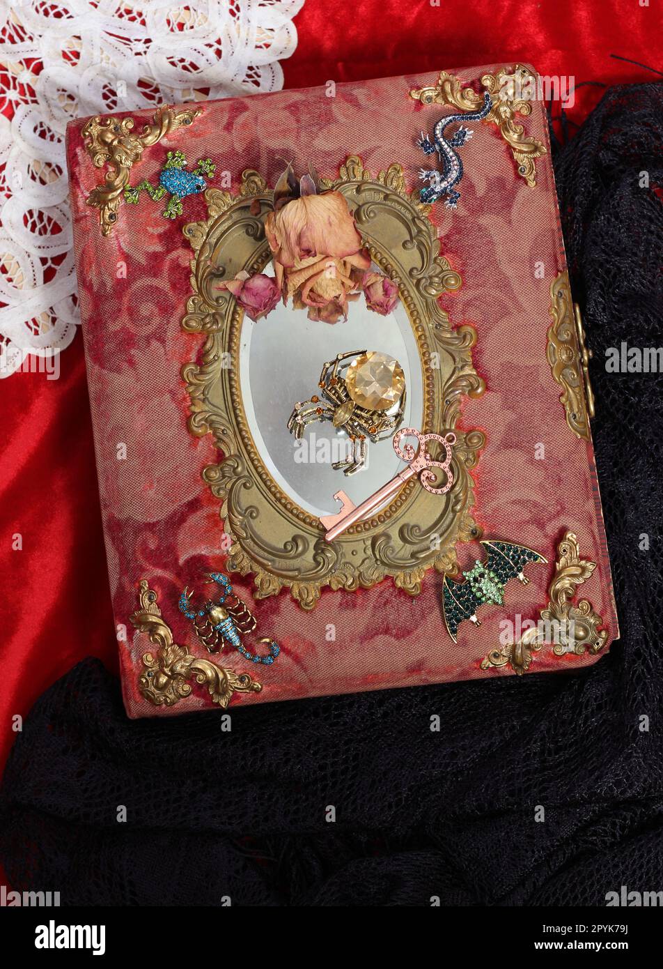 Antico libro di epoca vittoriana con pietre preziose colorate aggiunto. Libro spaventoso delle fate con Scorpion e Bat Foto Stock