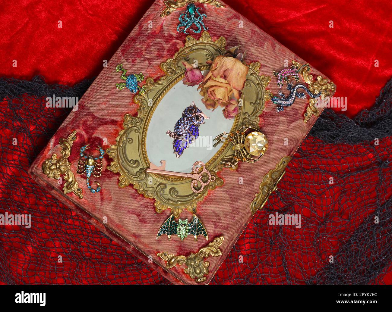 Antico libro di epoca vittoriana con pietre preziose colorate aggiunto. Libro spaventoso delle fate con Scorpion e Bat Foto Stock