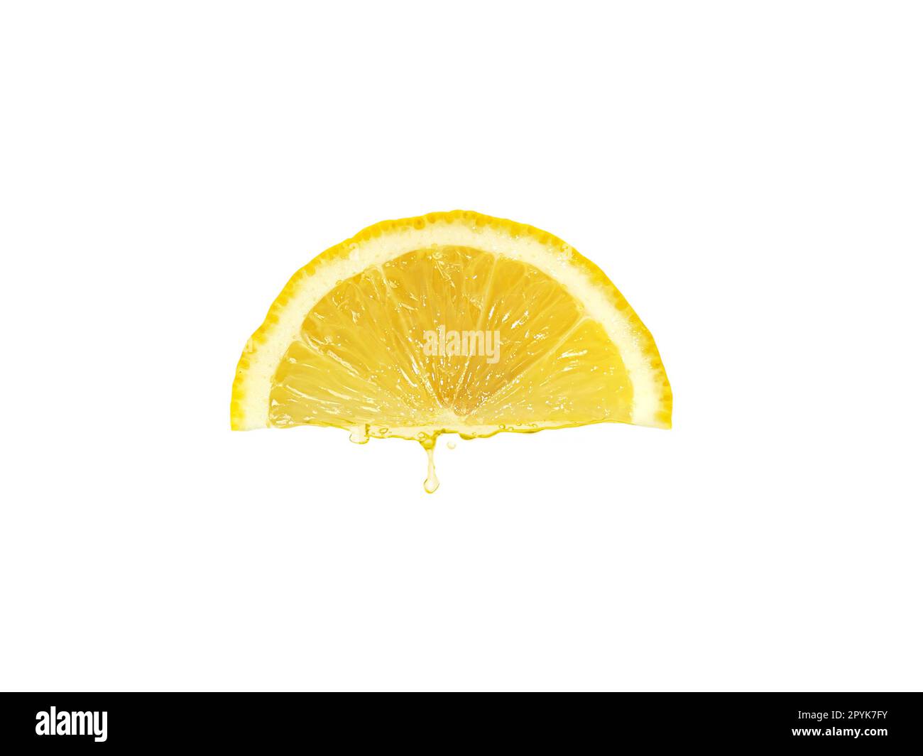 Succo di limone fresco gocciolando isolato su sfondo bianco. Tracciato di ritaglio Foto Stock