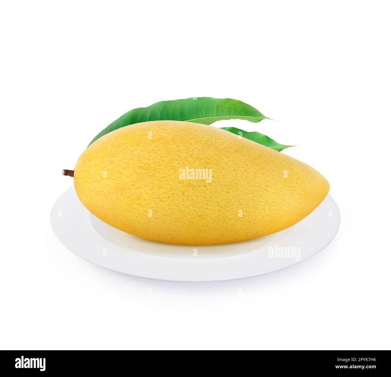 Frutto di mango maturo giallo dorato su piatto isolato su fondo bianco Foto Stock