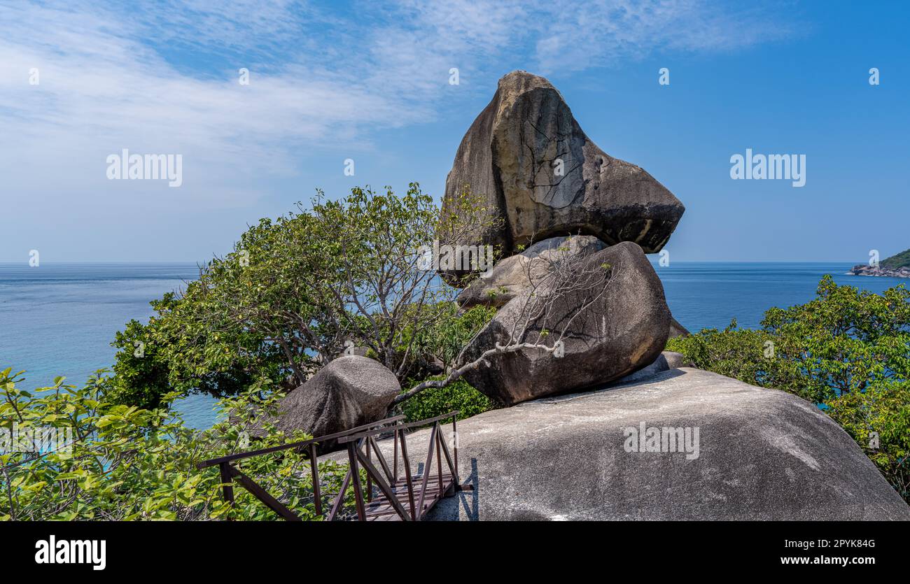 Punto panoramico - Sailboat Rock - (Reau-bar Rock) nella baia di Ao Kuerk (Paperino) nel Parco Nazionale di Mu Ko Similan sulle Isole Similan nel Mare delle Andamane (Oceano Indiano) Foto Stock