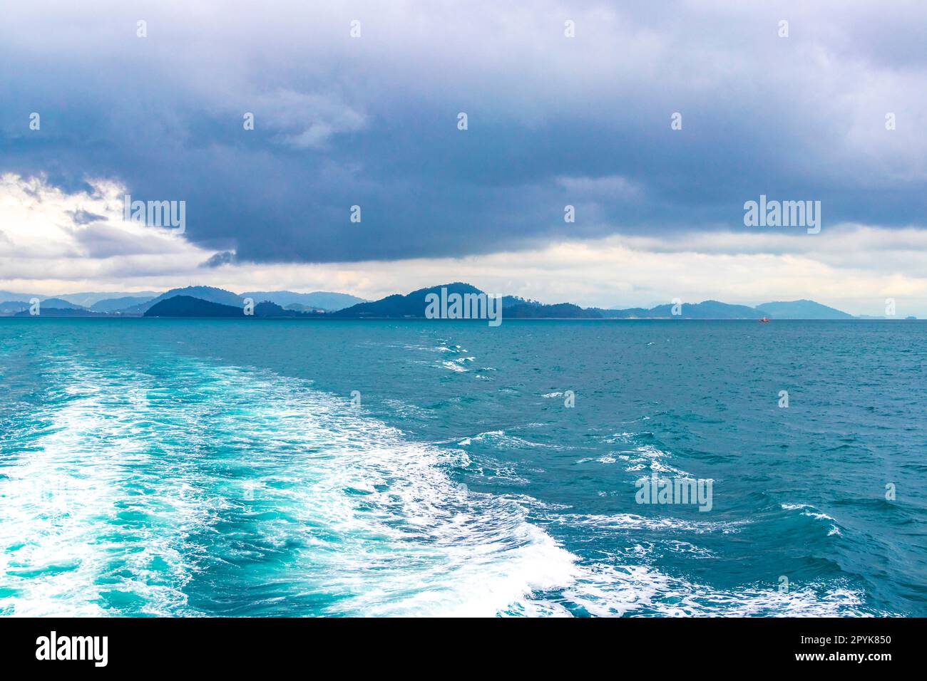 Viaggia in Thailandia in traghetto, yacht, onde attraverso il paesaggio tropicale. Foto Stock