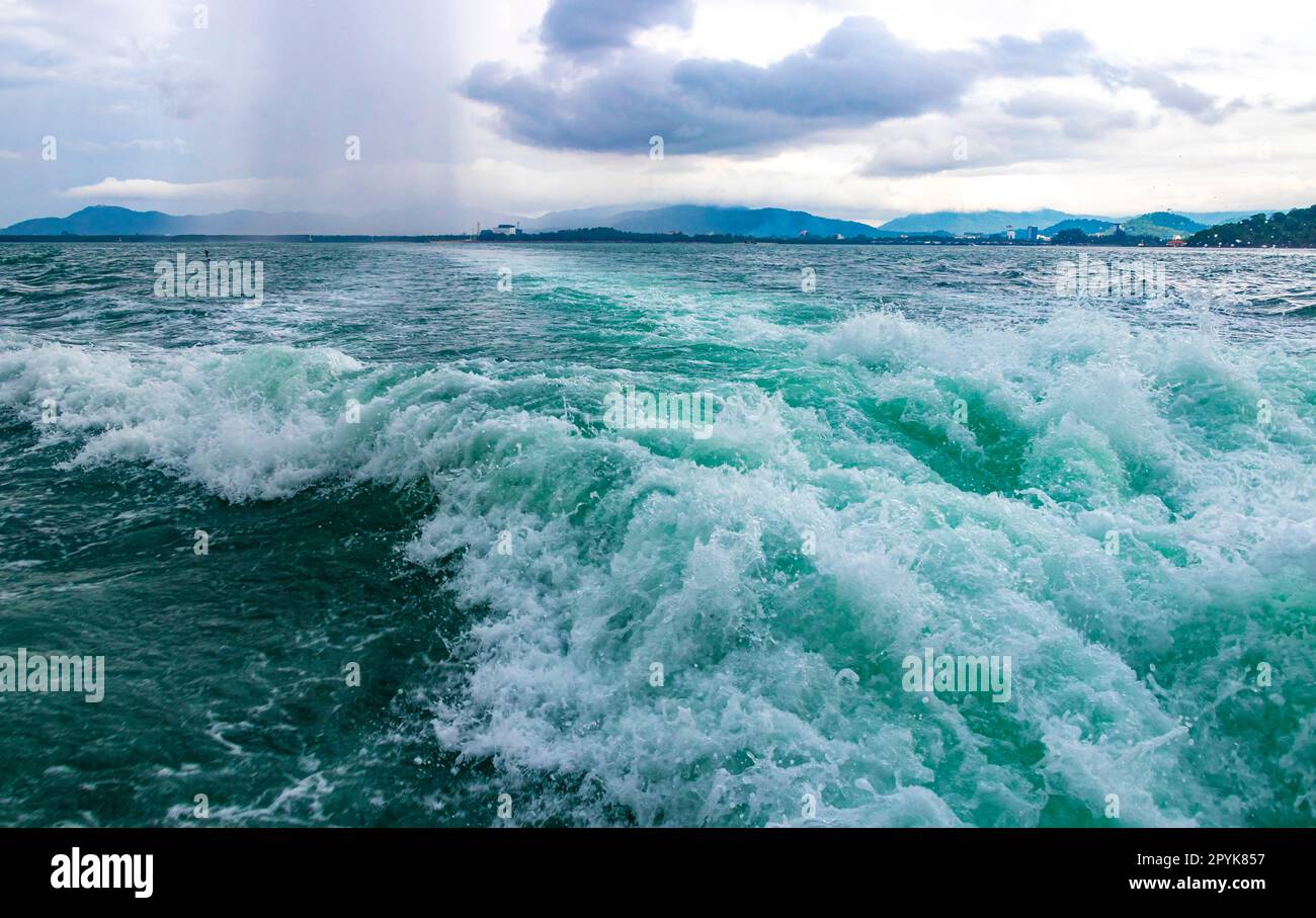 Viaggia in Thailandia in traghetto, yacht, onde attraverso il paesaggio tropicale. Foto Stock