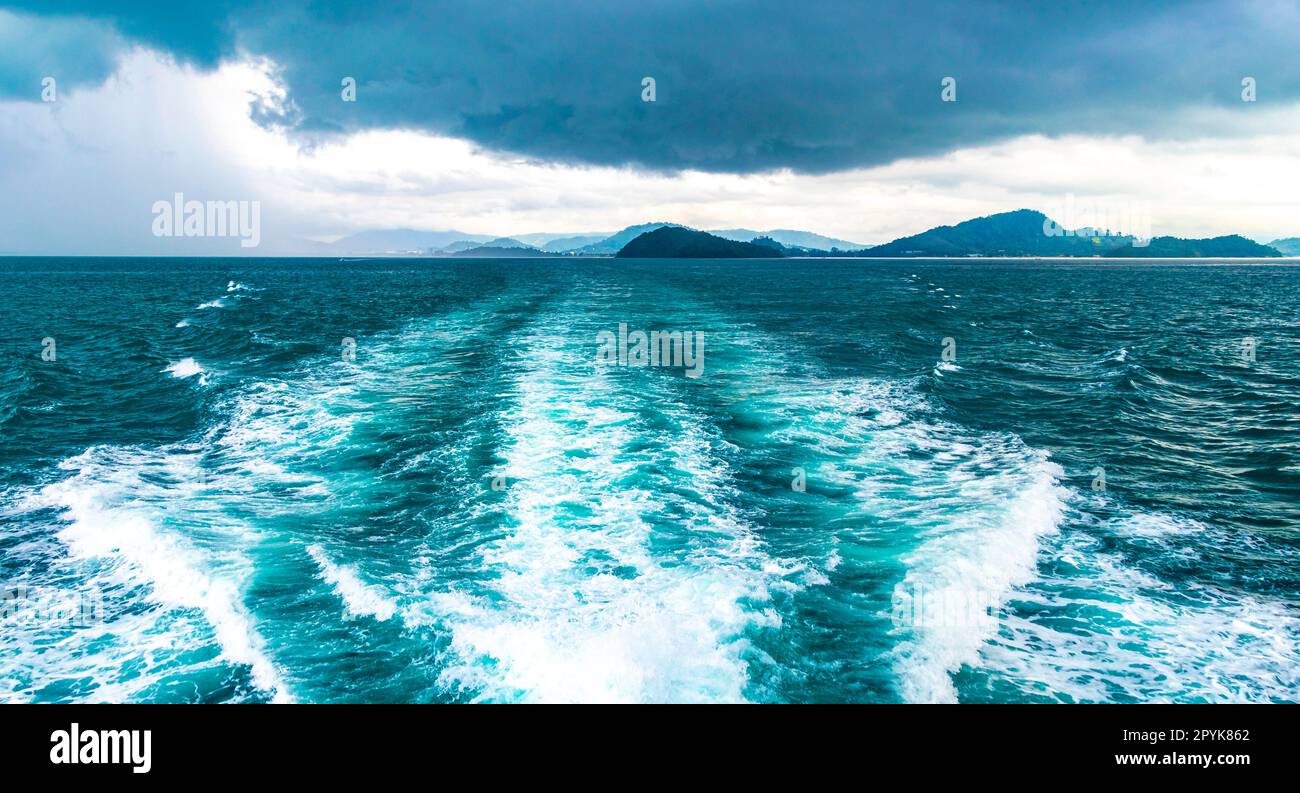 Viaggia in Thailandia in traghetto, yacht, onde attraverso il paesaggio tropicale. Foto Stock