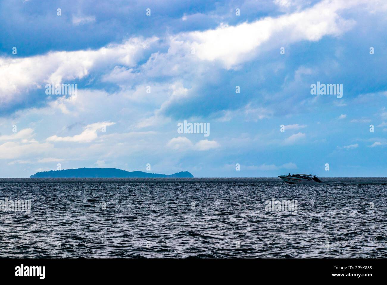 Viaggia in Thailandia in traghetto, yacht, onde attraverso il paesaggio tropicale. Foto Stock