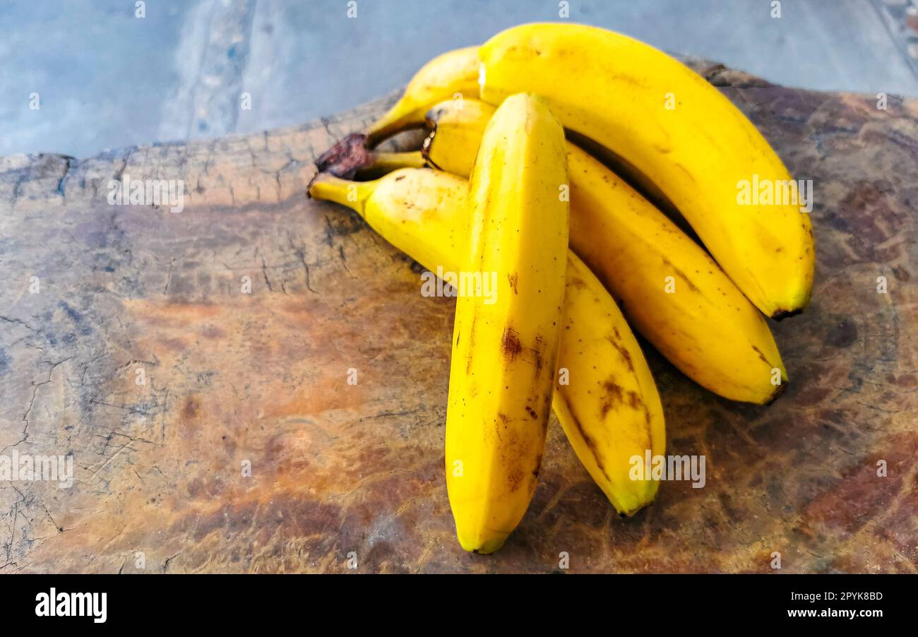 Banane banana frutta su tavola di legno Puerto Escondido Messico. Foto Stock