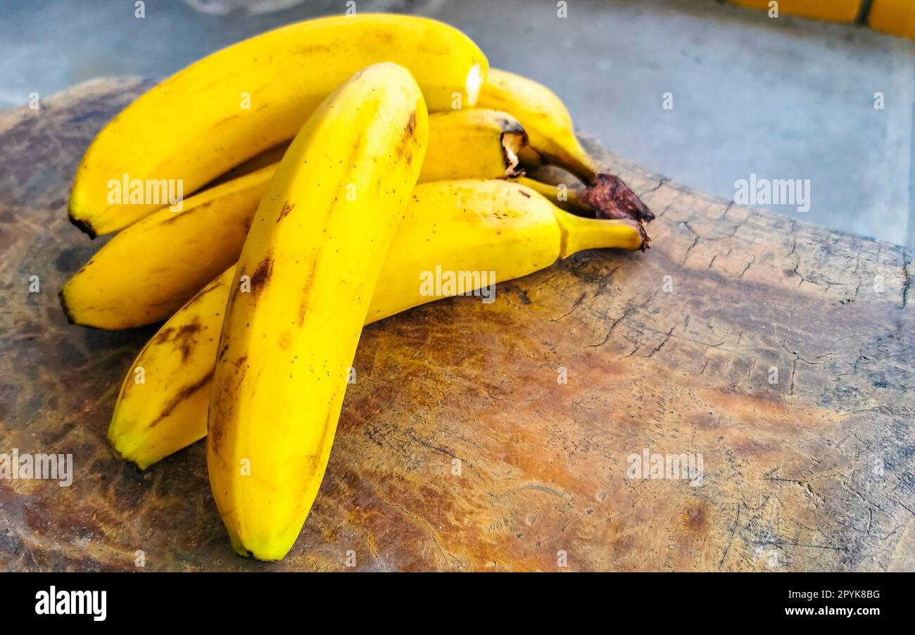 Banane banana frutta su tavola di legno Puerto Escondido Messico. Foto Stock