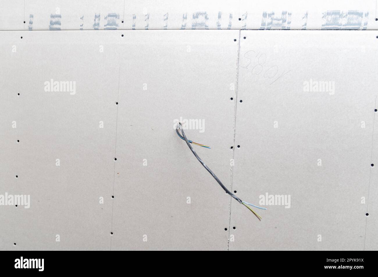 cavi elettrici nel soffitto sul cantiere, preparazione per l'illuminazione della stanza Foto Stock