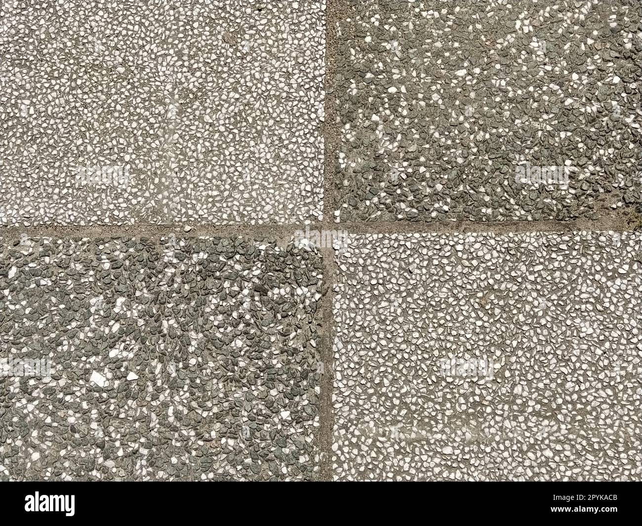 Piastrelle stradali ricoperte di finissimo materiale per facciate in pietra. Materiali decorativi scuri e grigio chiaro. Rettangoli sulla pavimentazione Foto Stock