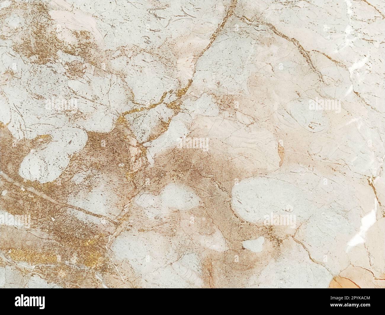 Sfondo di marmo da una gigantesca roccia bianca. Marmo con crepe. Chiaro, grigio, beige, rosa, giallo, colori naturali marrone. Sfondo. Foto Stock