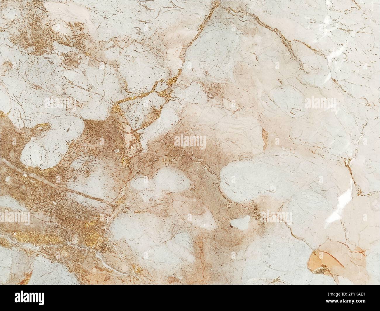 Sfondo di marmo da una gigantesca roccia bianca. Marmo con crepe. Chiaro, grigio, beige, rosa, giallo, colori naturali marrone. Sfondo Foto Stock