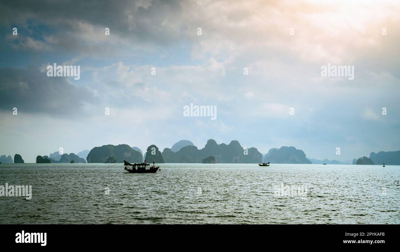 Moody Morning a ha Long Bay Foto Stock