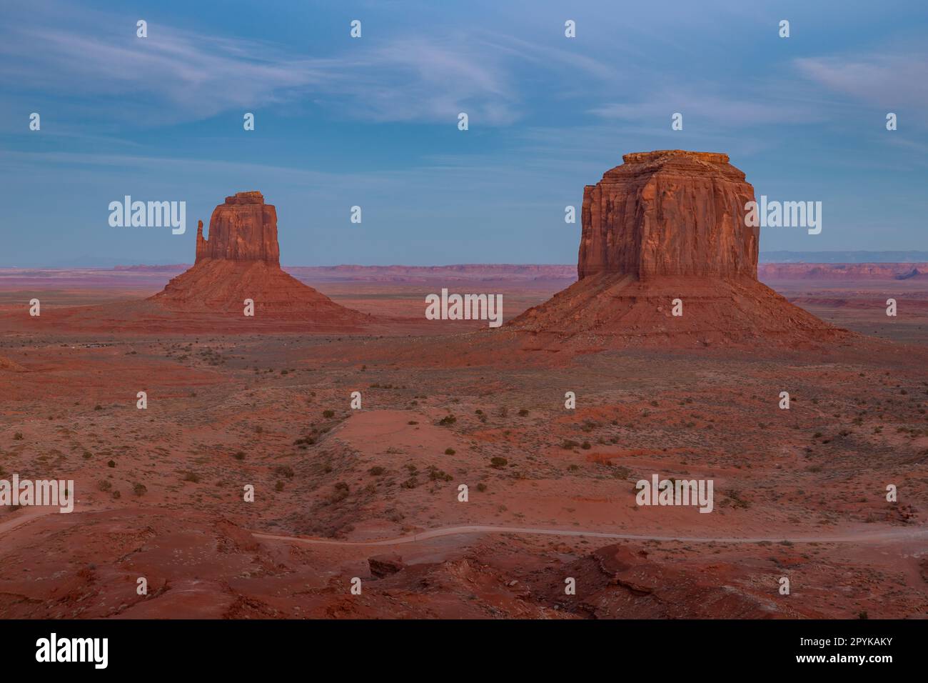 Paesaggio della Monument Valley al tramonto - East Mitten Butte e Merrick Butte Foto Stock