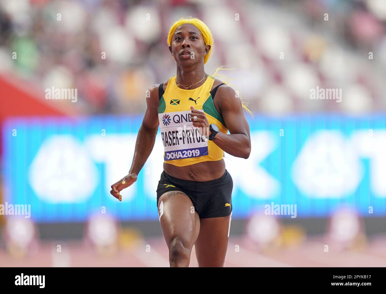 Shelly-Ann Fraser-Pryce ha eseguito la 100m ai Campionati mondiali di atletica leggera 2019 di Doha. Foto Stock