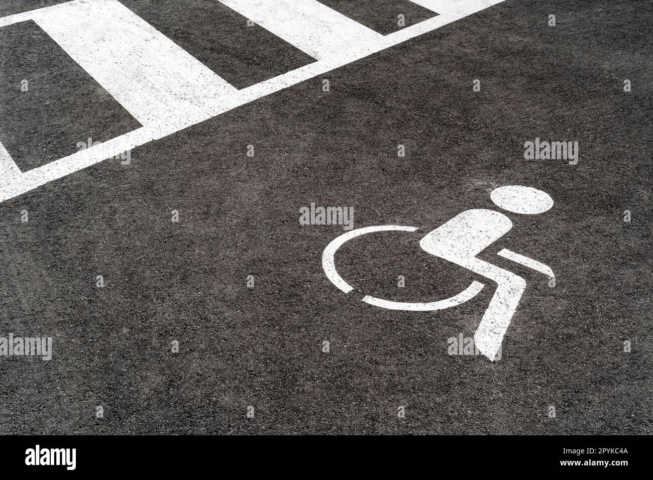 Parcheggio Disabili segno sulla strada Foto Stock