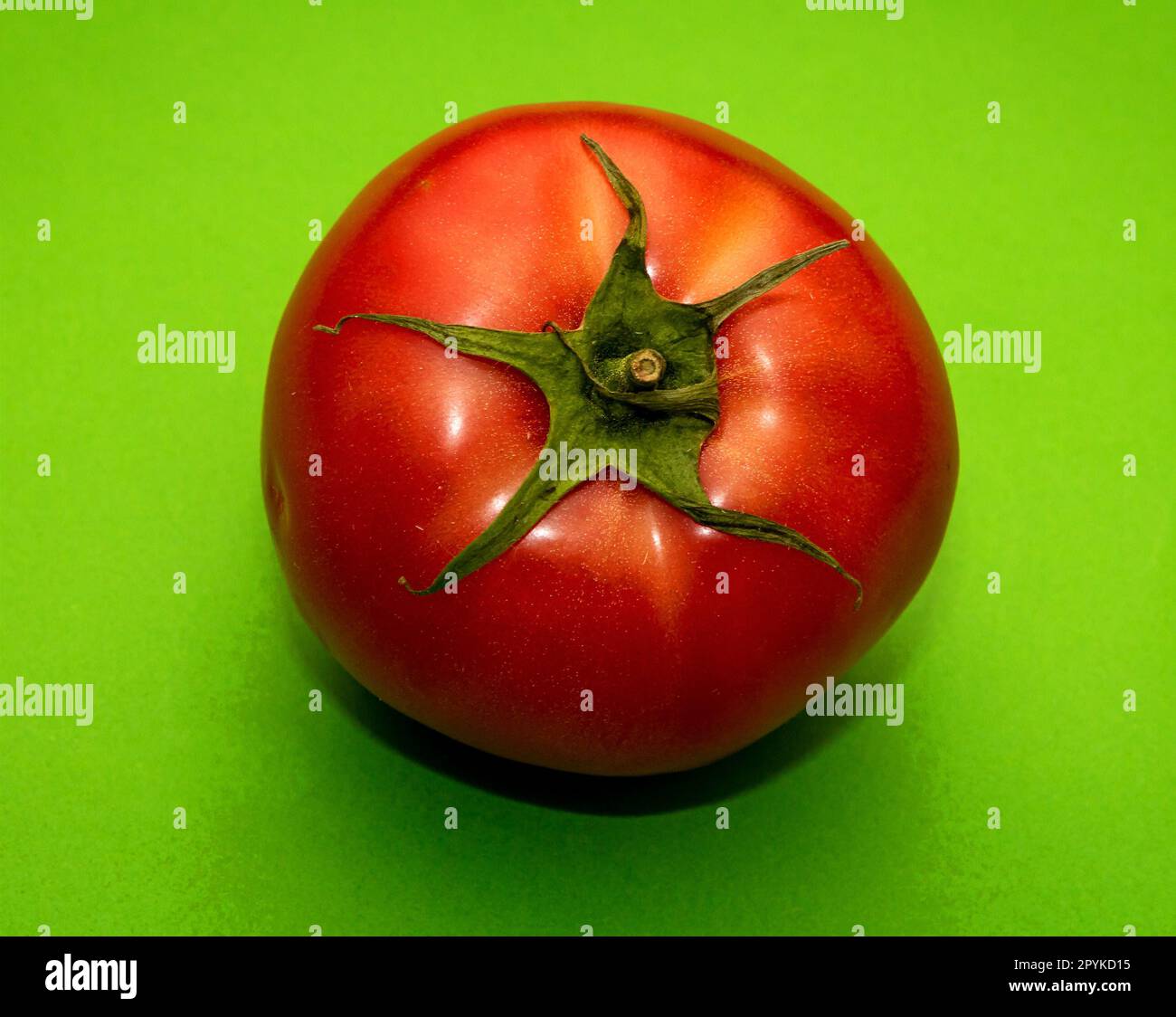Pomodoro rosso isolato su sfondo verde Foto Stock