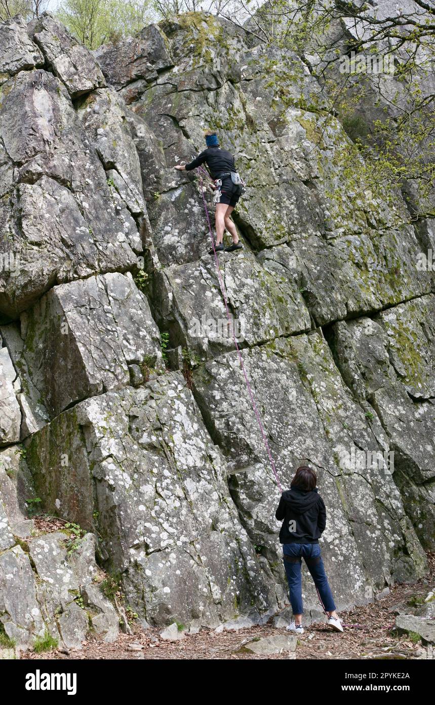 Una vista degli scalatori di roccia a fosse Arthour, Normandia, Francia nord-occidentale, Europa Foto Stock