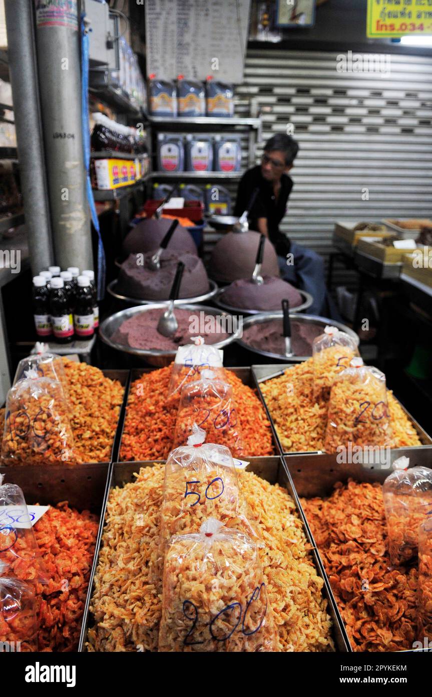 Il colorato mercato ferroviario Mae Klong a sud-ovest di Bangkok, Thailandia. Foto Stock