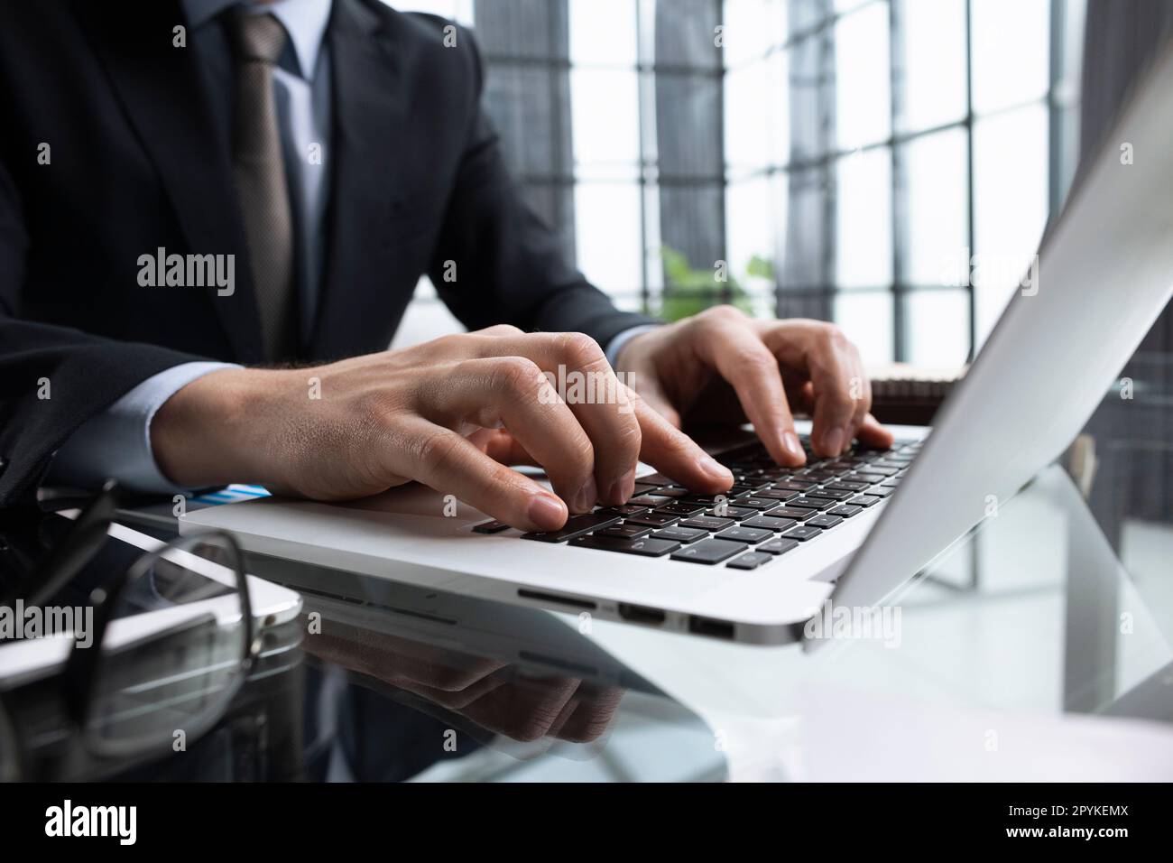 uomo d'affari che digita le dita sulla tastiera del computer in ufficio  Foto stock - Alamy