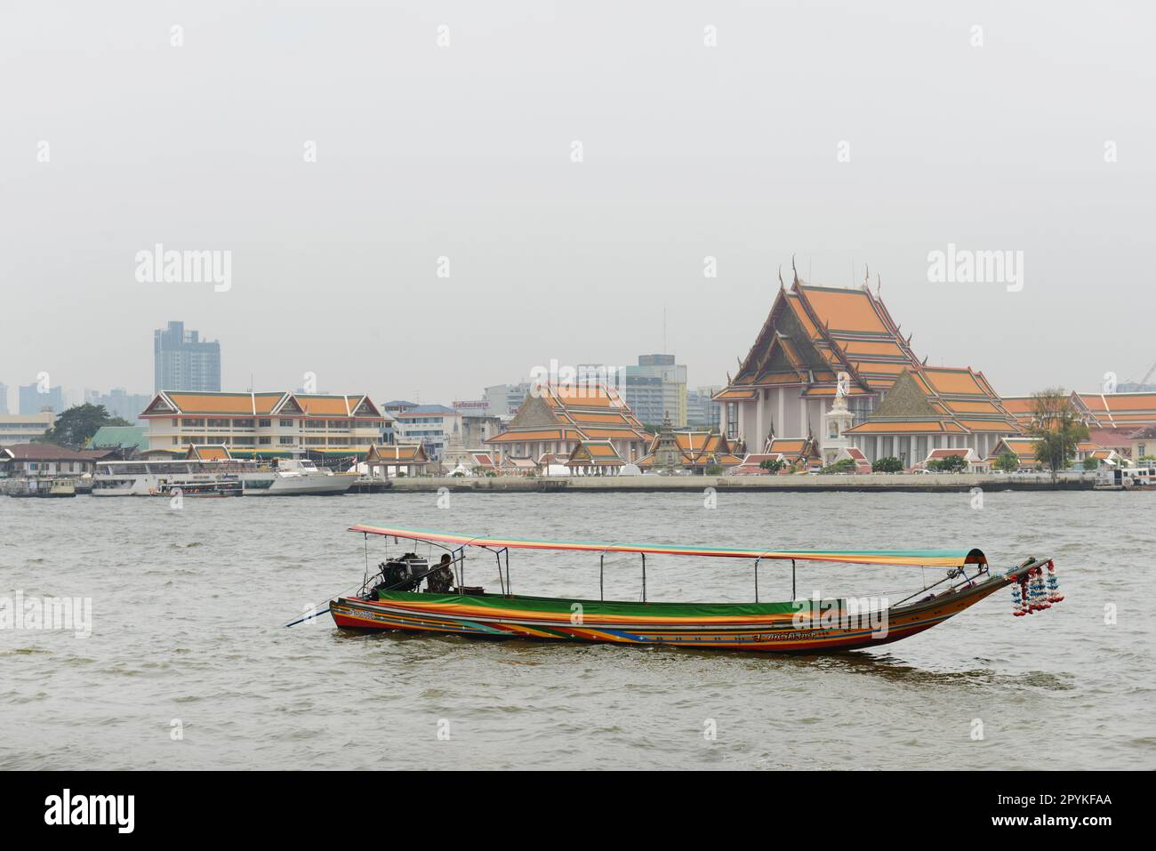 Wat Molilokkayaram Ratchaworawihan sul fiume Chao Phraya a Bangkok, Thailandia. Foto Stock