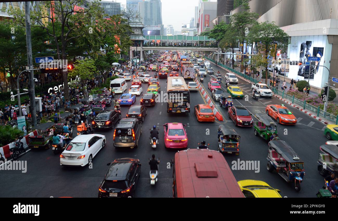 Traffico intenso su Ratchadamri Road, Bangkok, Thailandia. Foto Stock