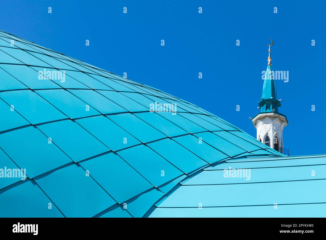 Il tetto blu della Moschea di Kul Sharif è sotto il cielo blu chiaro in una giornata di sole. Cremlino di Kazan, Repubblica del Tatarstan, Russia Foto Stock