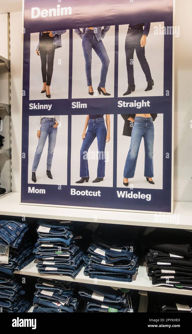 Jeans denim, bootcut, wideleg, mon... Taglio per donne in C&A negozio in Spagna Foto Stock