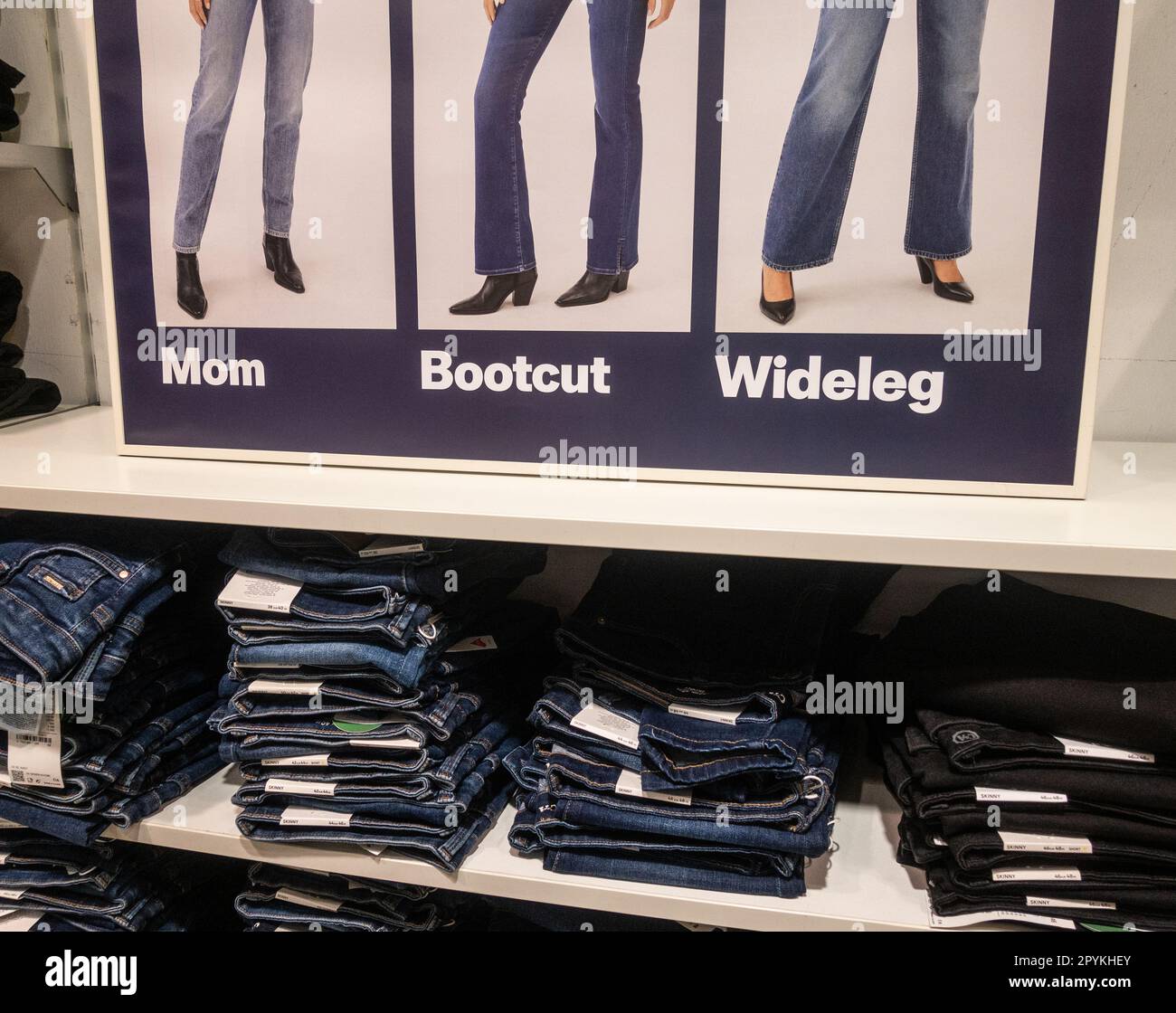 Jeans denim, bootcut, wideleg, mon... Taglio per donne in C&A negozio in Spagna Foto Stock