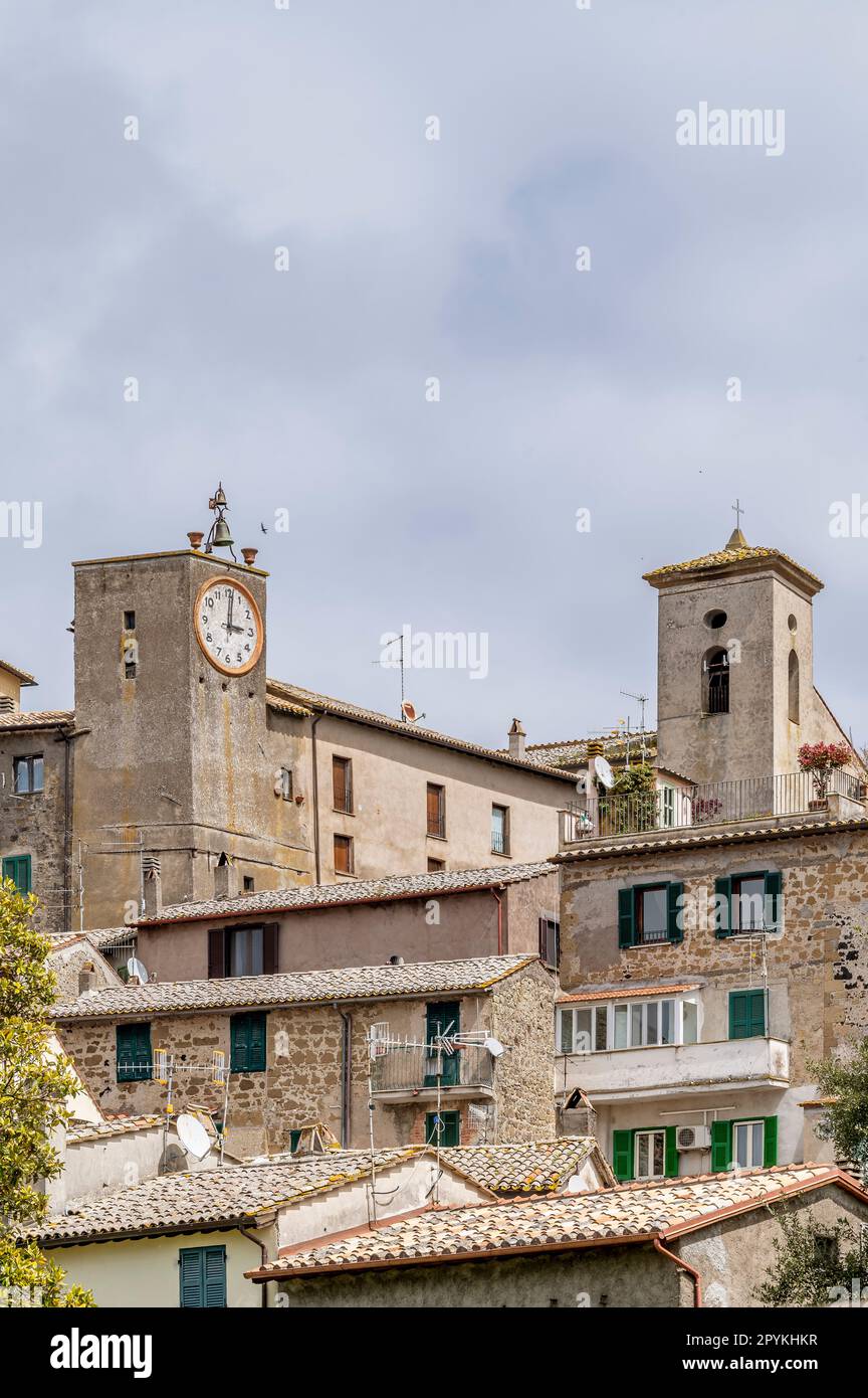 Un assaggio del centro storico di Capodimonte, Italia, con la torre dell'orologio Foto Stock