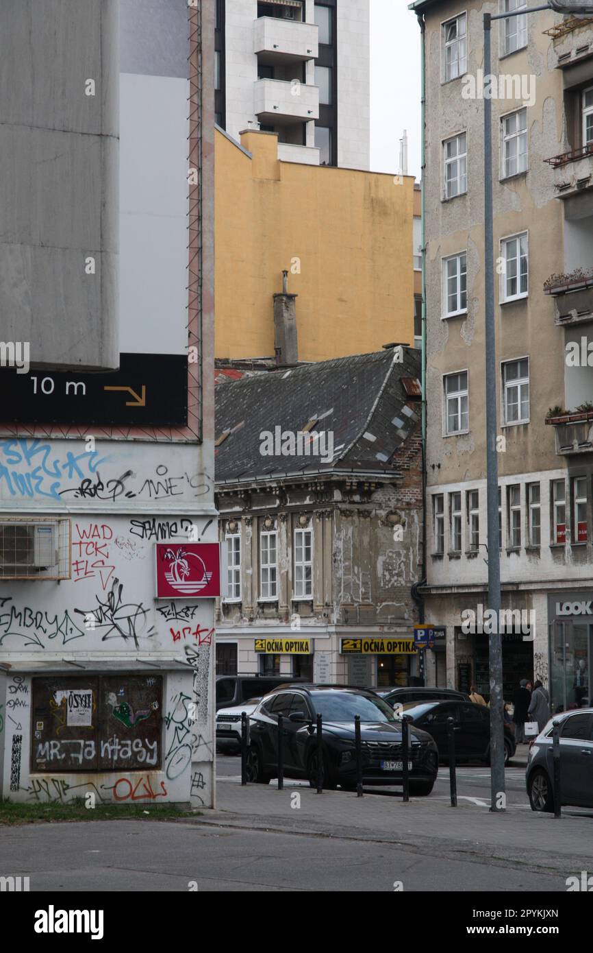 Contrasto nella composizione urbana nella parte post sovietica di Bratislava, Slovacchia - scena quotidiana Foto Stock