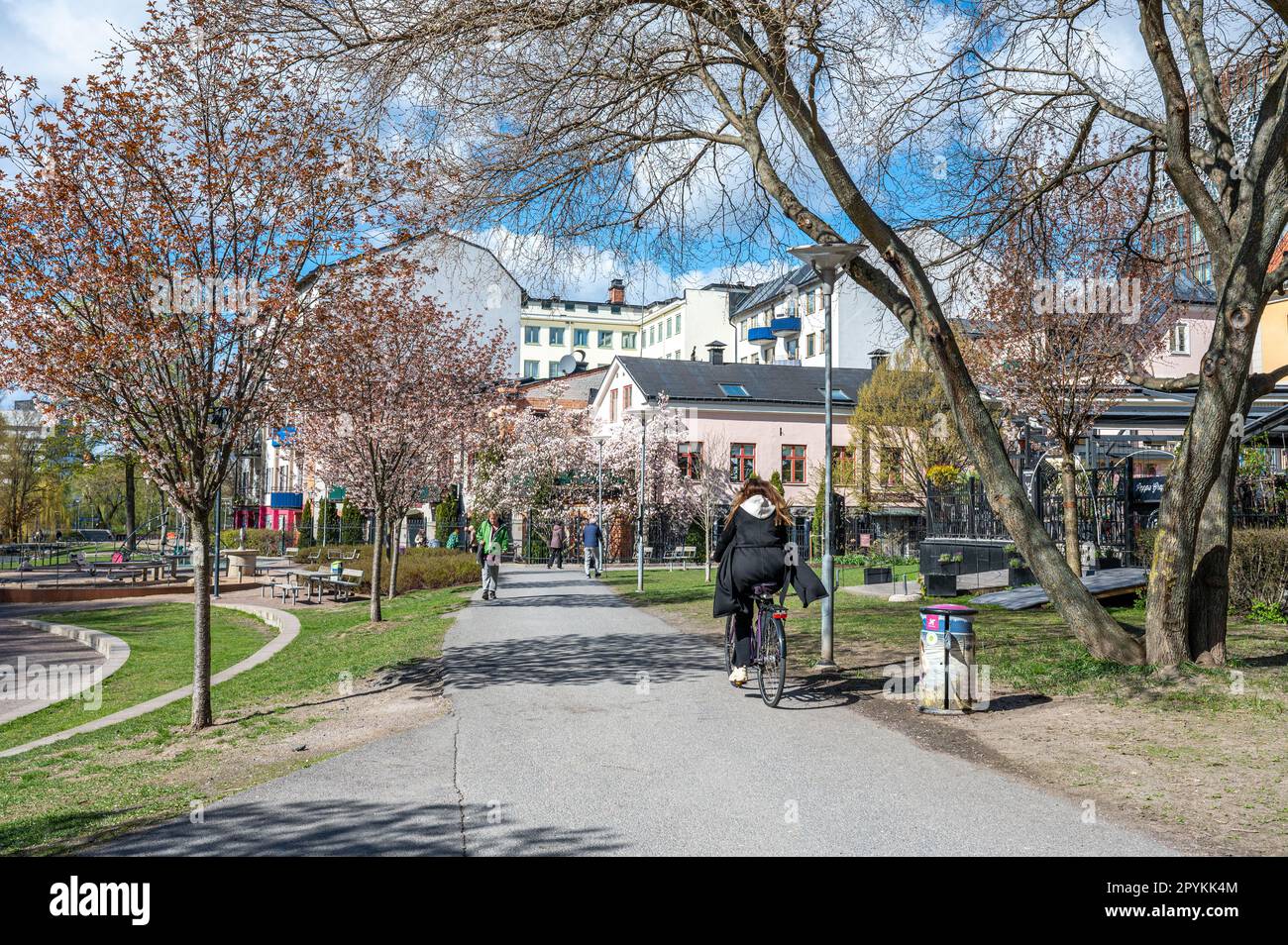 Parco sul lungomare Strömparken in una giornata di sole primaverili all'inizio di maggio 2023 a Norrköping. Norrköping è una storica città industriale in Svezia Foto Stock