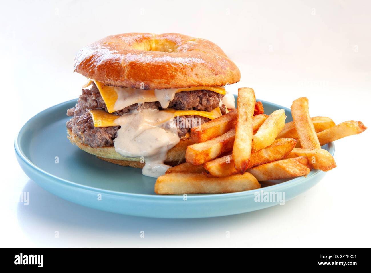 Hamburger di manzo con paty schiacciato e brioche ciambella. Foto Stock