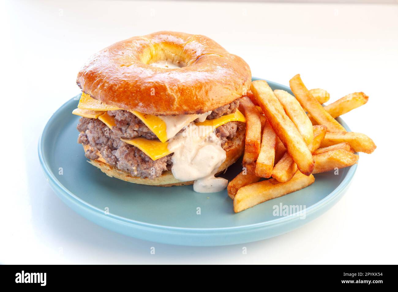 Hamburger di manzo con paty schiacciato e brioche ciambella. Foto Stock