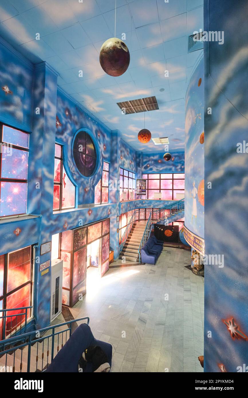 L'atrio anteriore a doppia altezza, la lobby, lo spazio d'ingresso interno con pittura a nuvola di cielo. Al planetario Toshkent, Planetariy a Tashkent, Uzbekista Foto Stock