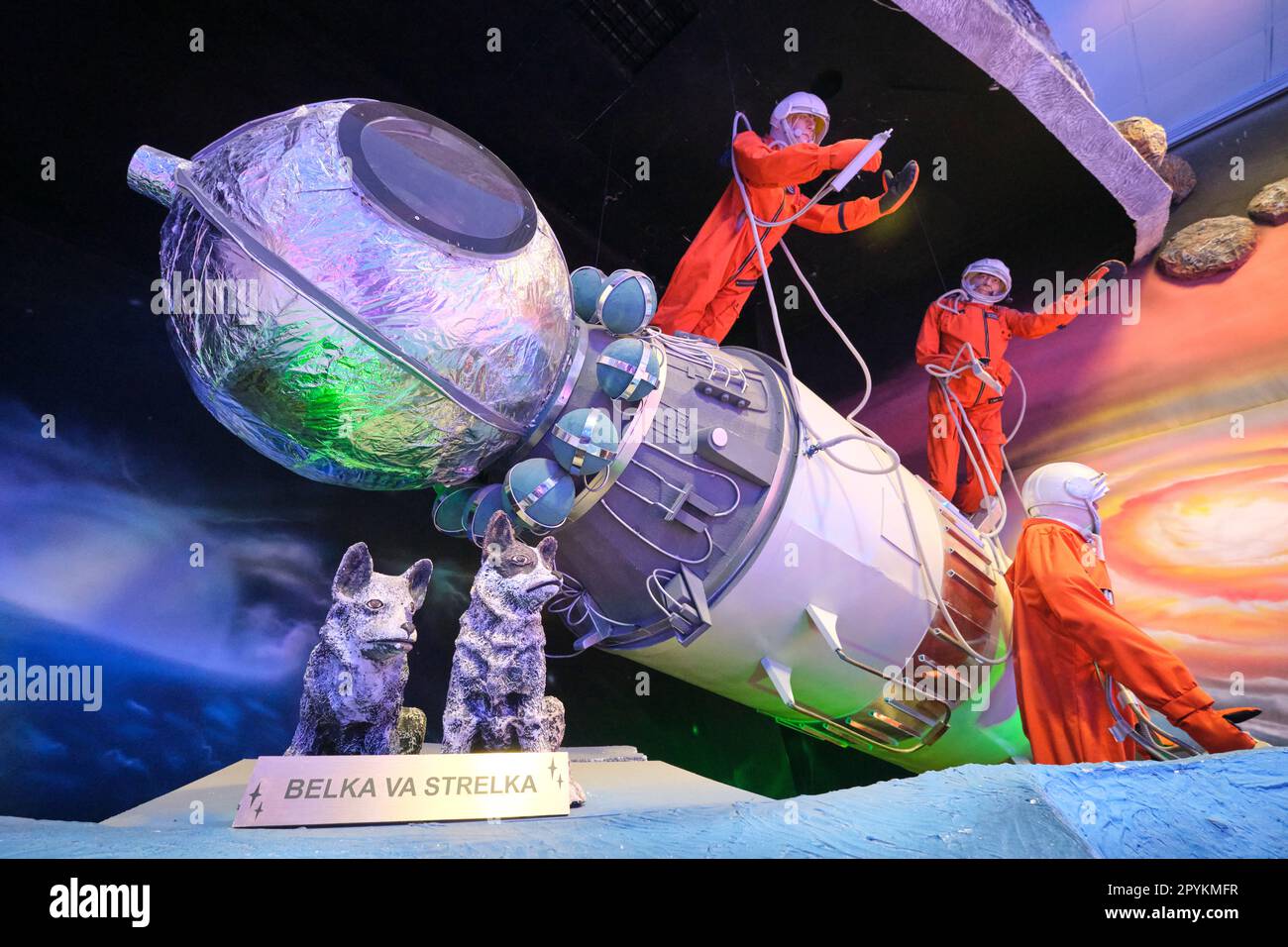 Tre cosmonauti russi in tute arancioni e i cani spaziali Belka e Strelka. In un diorama raffigurante il programma spaziale dell'era sovietica alla Toshkent Pla Foto Stock