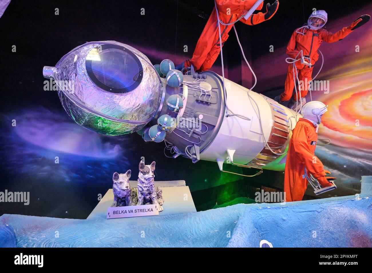 Tre cosmonauti russi in tute arancioni e i cani spaziali Belka e Strelka. In un diorama raffigurante il programma spaziale dell'era sovietica alla Toshkent Pla Foto Stock