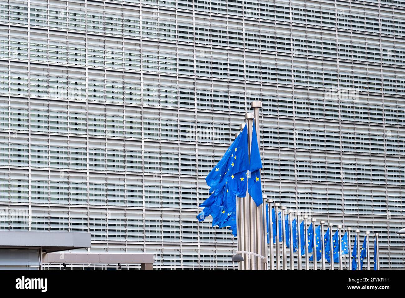 Bandiere dell'UE di fronte all edificio Berlaymont, sede della Commissione europea, su Rue de la Loi / Wetstraat dal Rond-point Schuman / Schumanplein ( Foto Stock