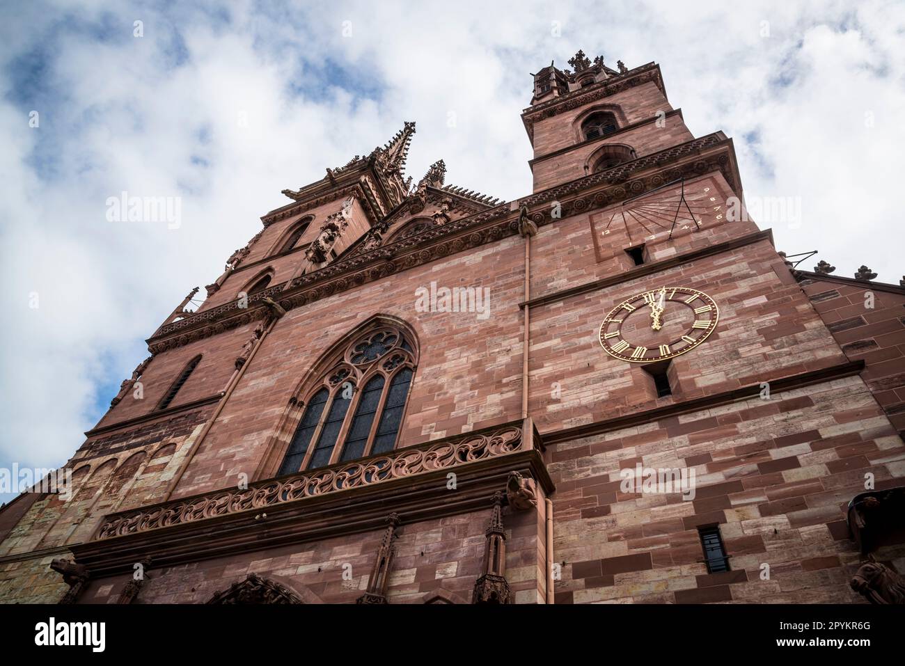 Facciata principale, Basilea Minster, originariamente una cattedrale cattolica e oggi una chiesa protestante riformata. La cattedrale originale fu costruita tra il 1019 e. Foto Stock