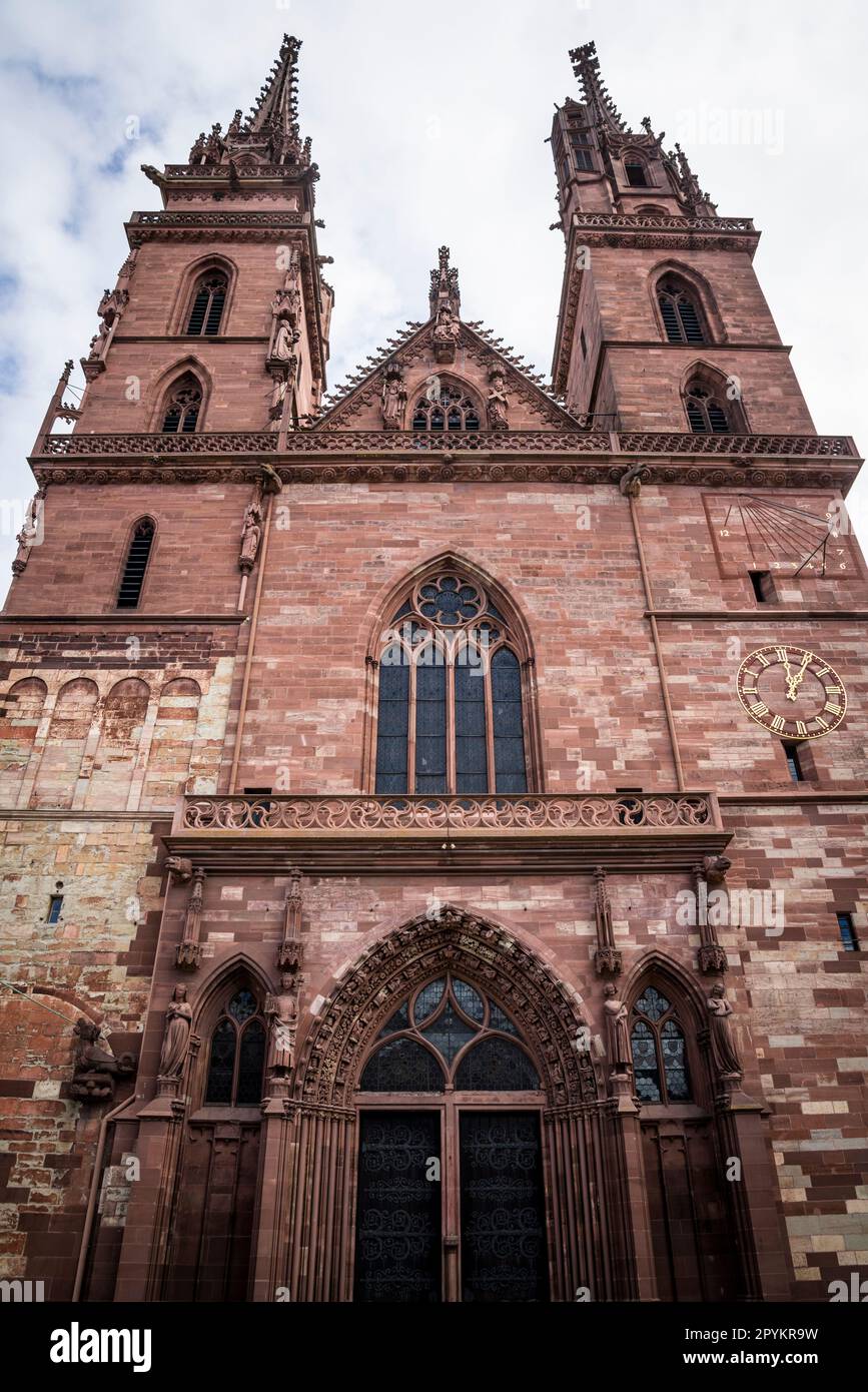 Basilea Minster, originariamente cattedrale cattolica e oggi chiesa protestante riformata. La cattedrale originale fu costruita tra il 1019 e il 1500 in epoca romana Foto Stock