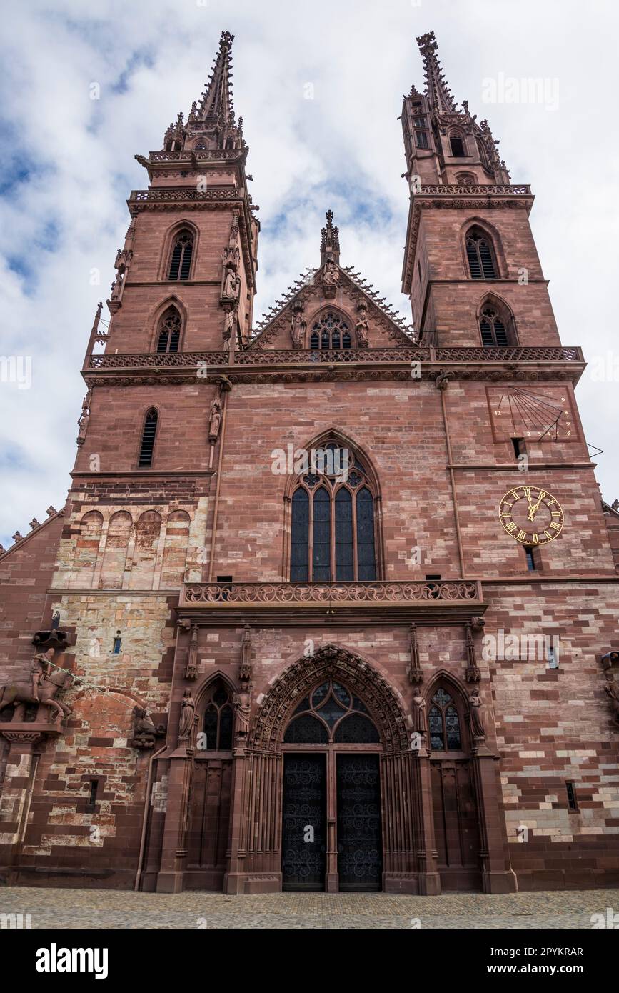 Basilea Minster, originariamente cattedrale cattolica e oggi chiesa protestante riformata. La cattedrale originale fu costruita tra il 1019 e il 1500 in epoca romana Foto Stock